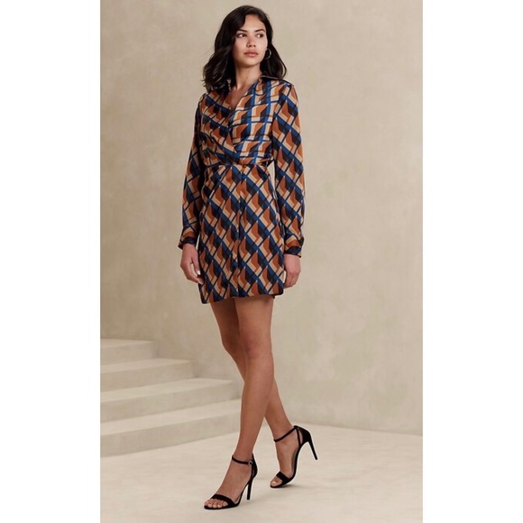 Banana Republic Dresses & Skirts - Banana Republic Geometric Satin Mini Wrap Dress Long Sleeve VNeck Women's Size 2